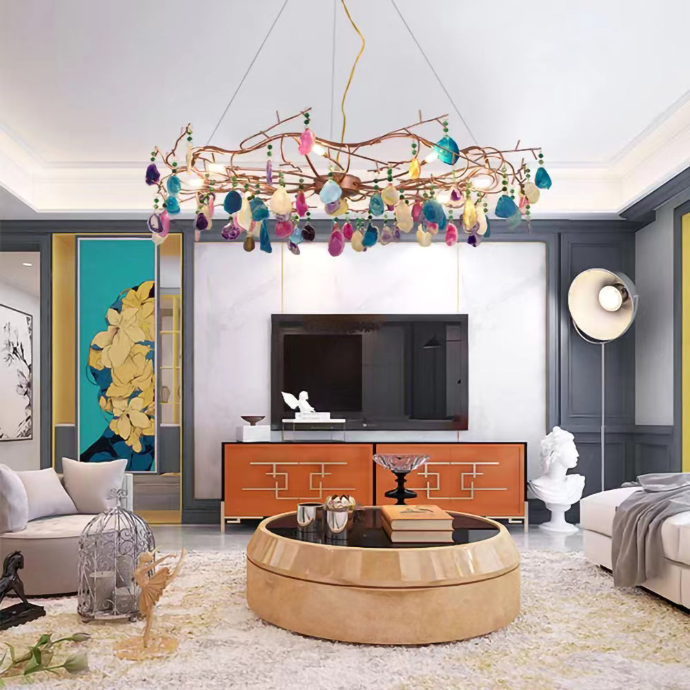 Lampadario a goccia con pietra naturale e struttura in oro rosa, illuminazione classica per villa