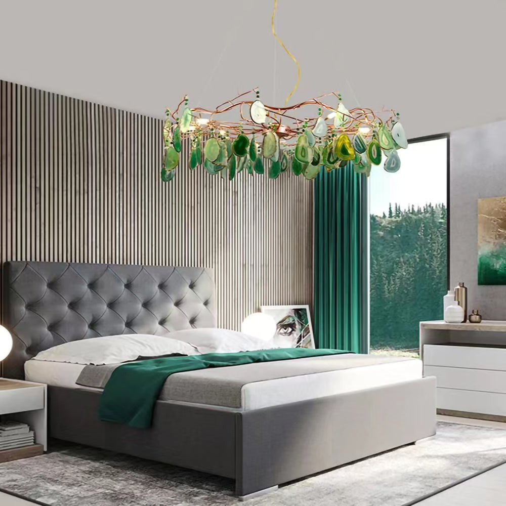 Lampadario a goccia con pietra naturale e struttura in oro rosa, illuminazione classica per villa