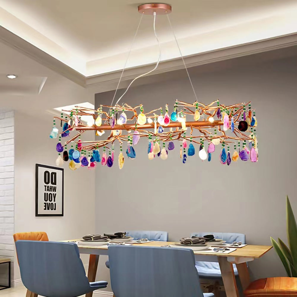 Lampadario a goccia con pietra naturale e struttura in oro rosa, illuminazione classica per villa