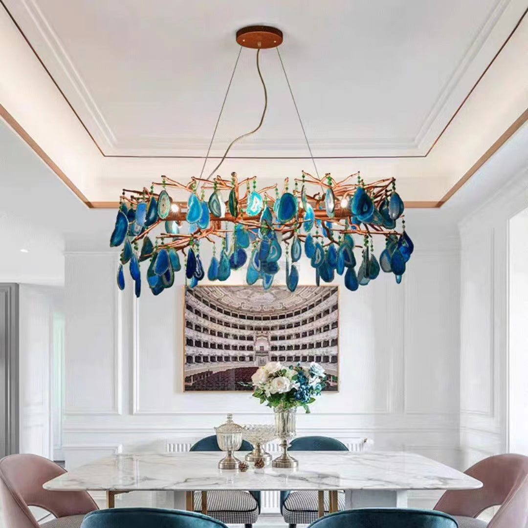 Lampadario a goccia con pietra naturale e struttura in oro rosa, illuminazione classica per villa