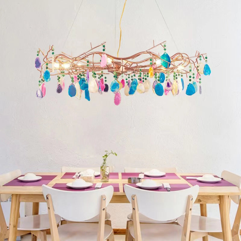 Lampadario a goccia con pietra naturale e struttura in oro rosa, illuminazione classica per villa