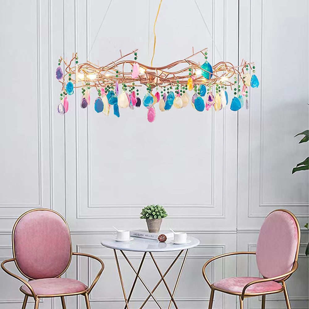 Lampadario a goccia con pietra naturale e struttura in oro rosa, illuminazione classica per villa