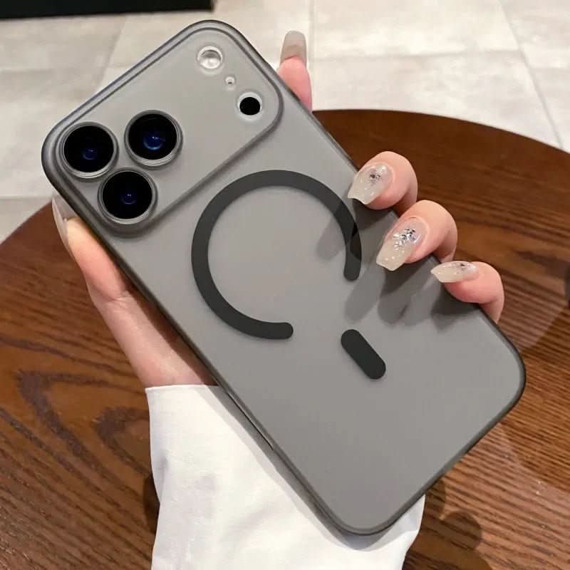 AeroShield Ultra-tenký matný průhledný kryt MagSafe pro iPhone