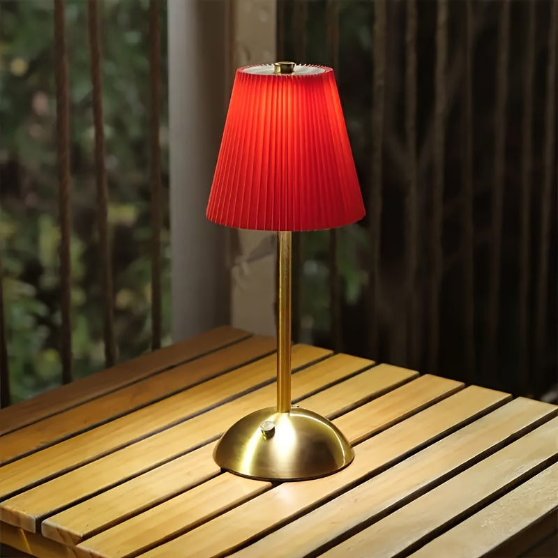 Genopladelig lampe med flæsekantdetalje