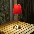 Genopladelig lampe med flæsekantdetalje