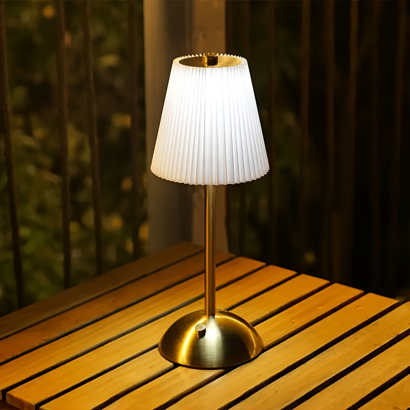 Genopladelig lampe med flæsekantdetalje