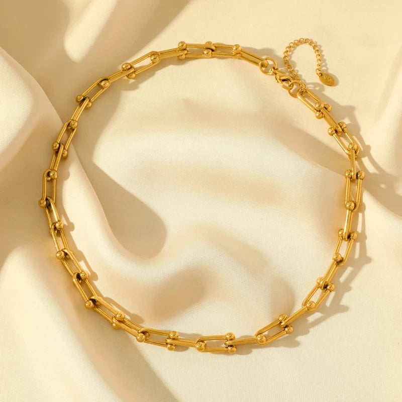Lumiere Jewelry Set In Gold Link Form With Timeless Shine
