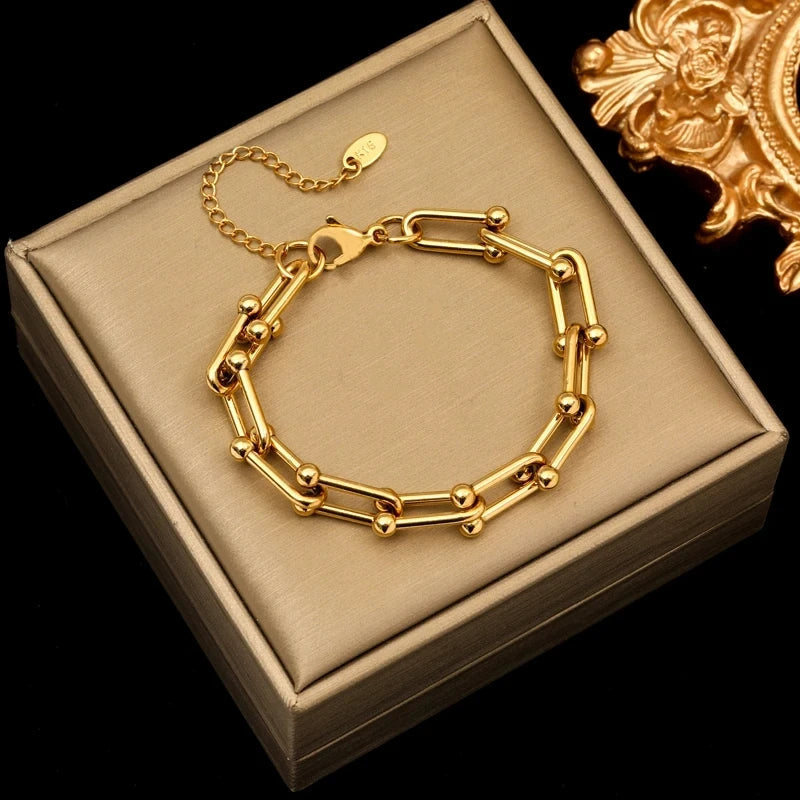 Lumiere Jewelry Set In Gold Link Form With Timeless Shine