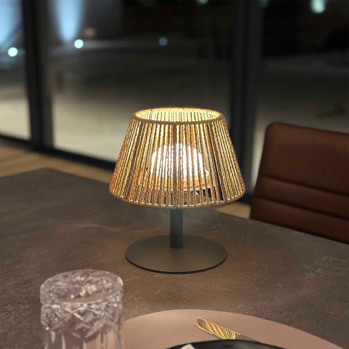 مصباح طاولة LED داخلي وخارجي لأجواء دافئة ومريحة