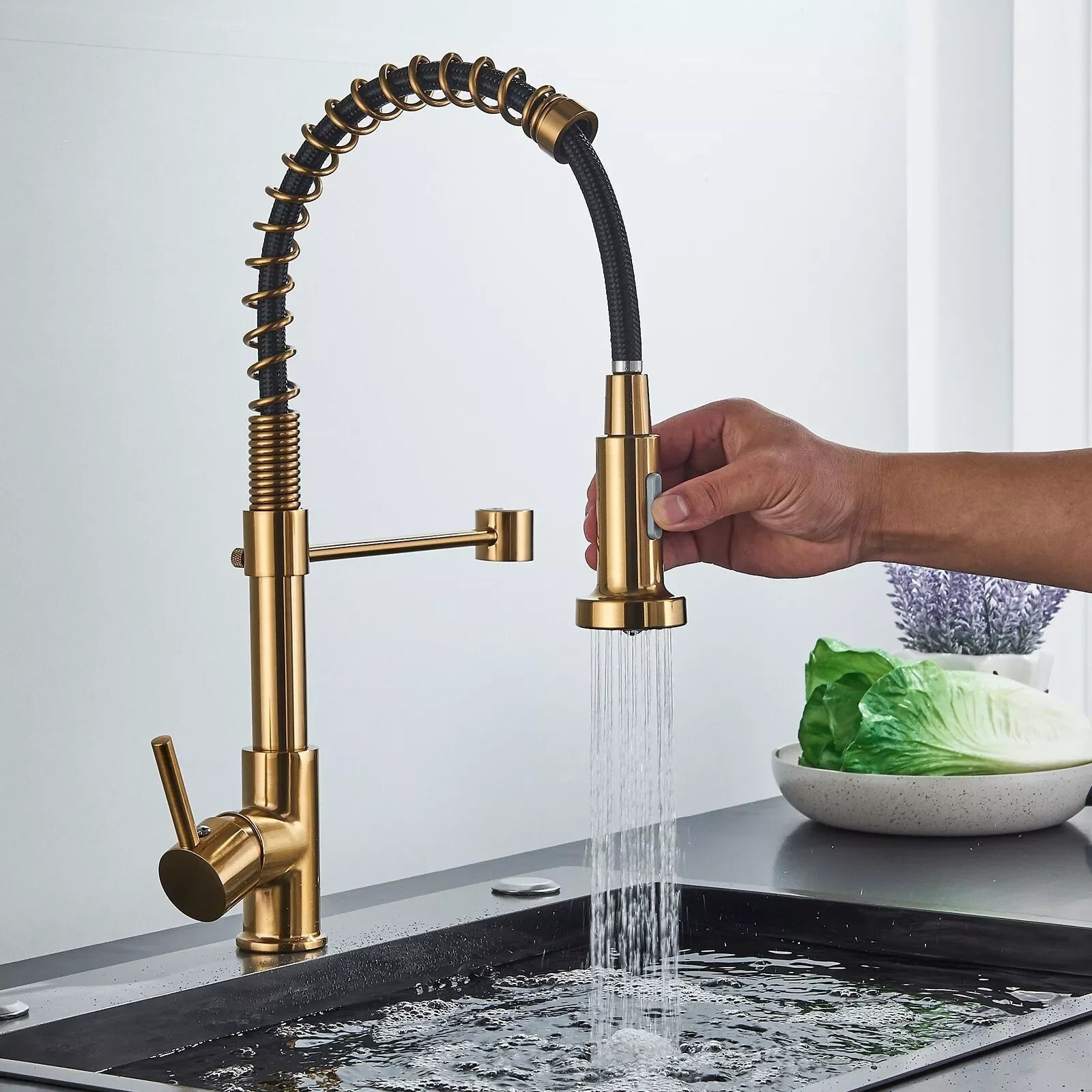 Grifo de cocina de latón cepillado con ducha de mano extraíble y caño giratorio de 360 grados