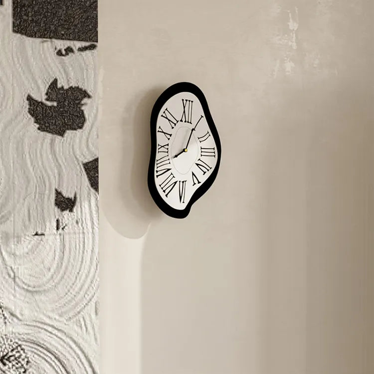 Horloge murale moderne surréaliste inspirée de Salvador Dalí avec chiffres romains