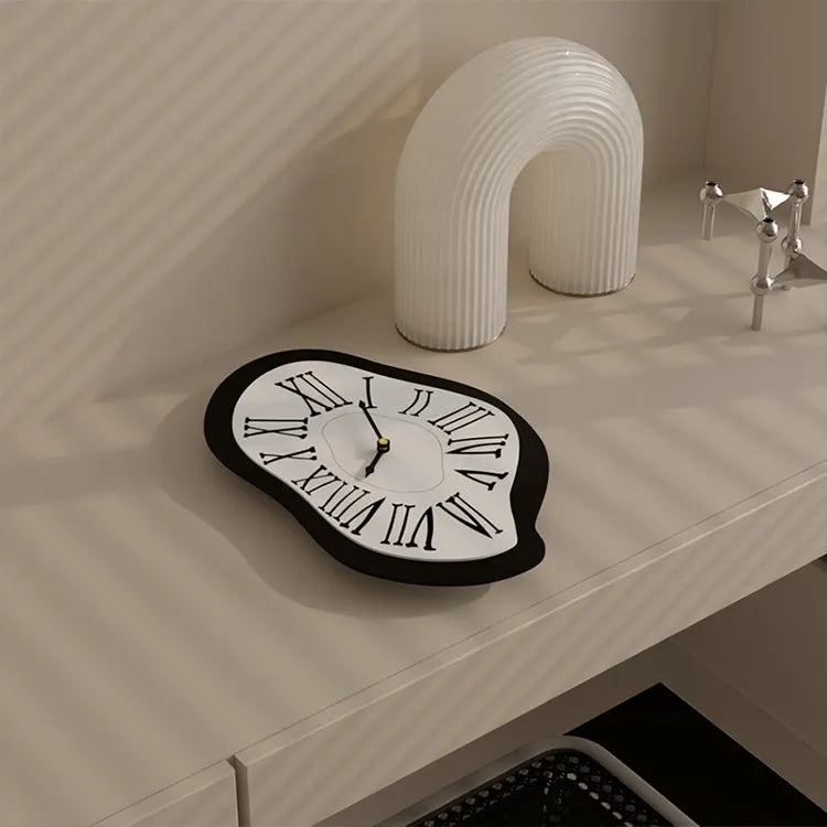 Horloge murale moderne surréaliste inspirée de Salvador Dalí avec chiffres romains