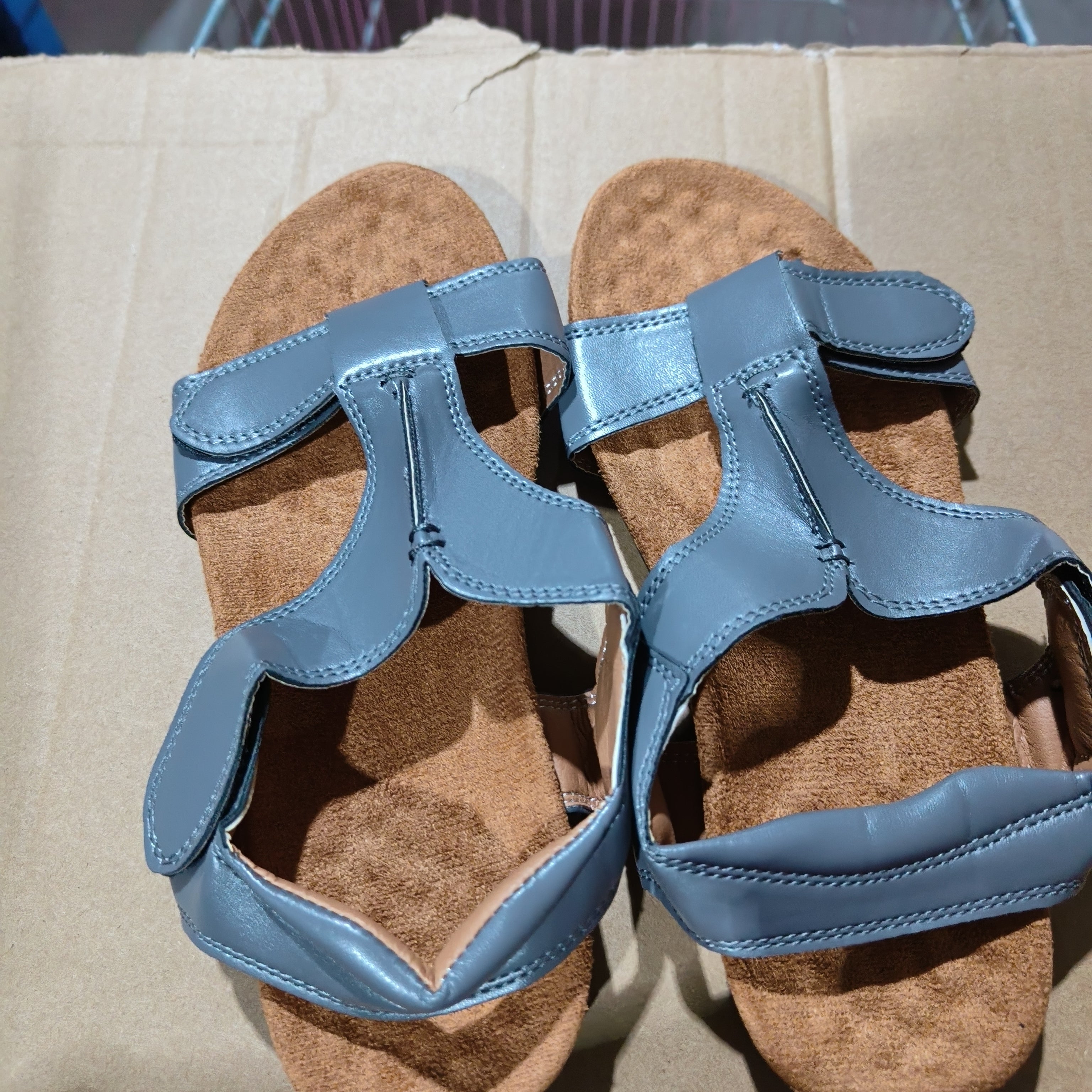 Säädettävät tarrakengät rentoon käyttöön koko päiväksi kuudessa värissä