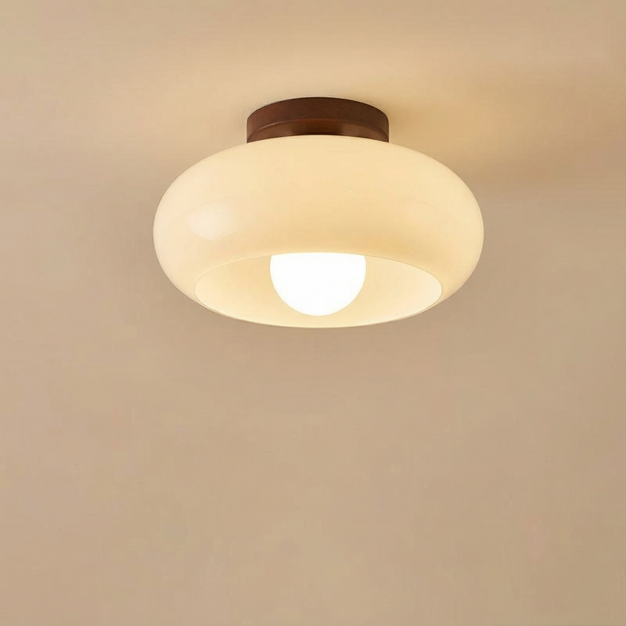 Elegantní minimalistické stropní svítidlo LumaGlow v krémové barvě s přisazenou montáží