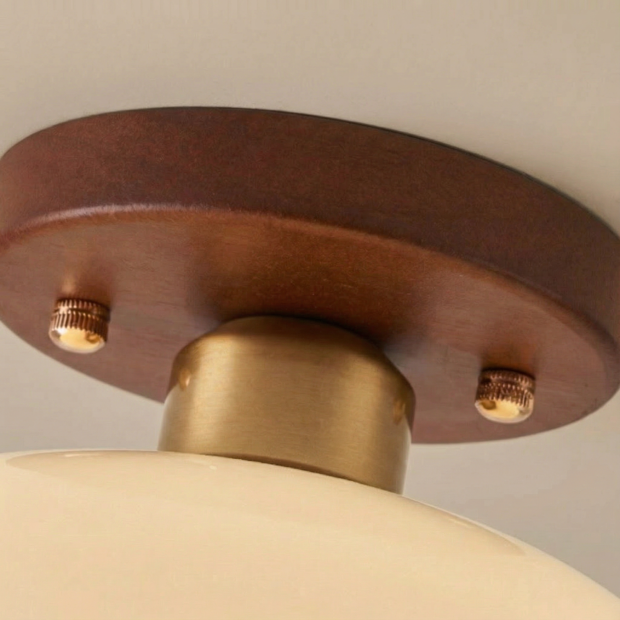 Elegantní minimalistické stropní svítidlo LumaGlow v krémové barvě s přisazenou montáží