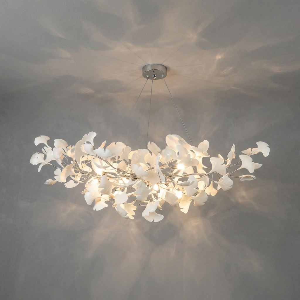 Moderní lustr z kolekce Verdant Canopy s ručně vyráběnými porcelánovými listy