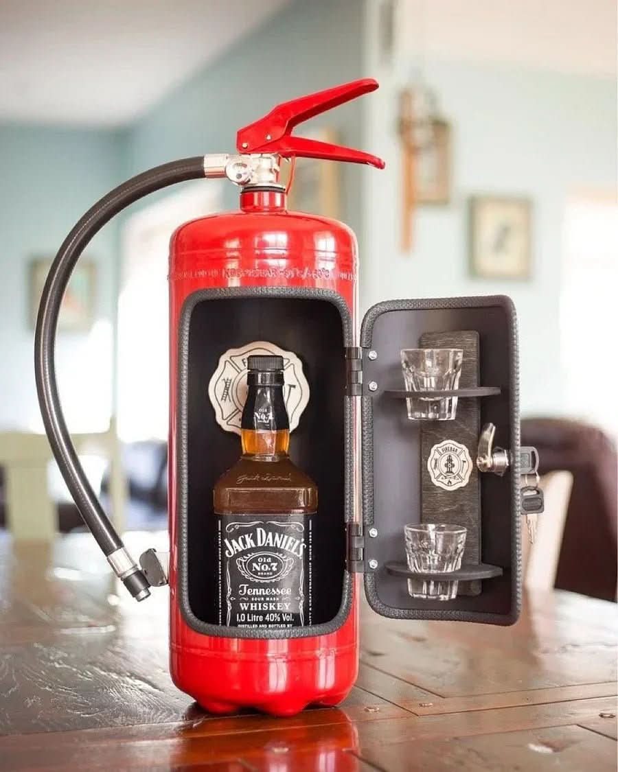 SPARKSTASH Versteckter Bar-Schrank in Form eines Feuerlöschers