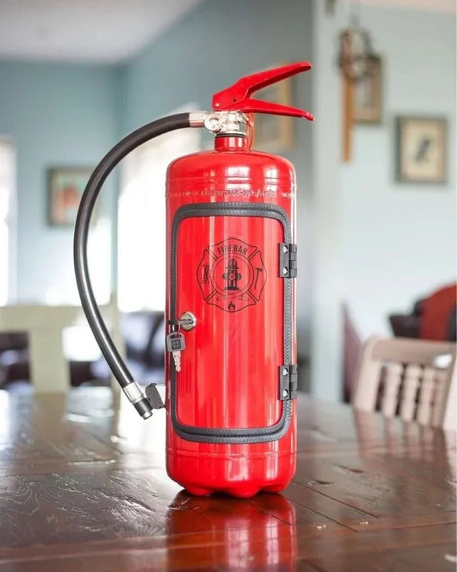 SPARKSTASH Versteckter Bar-Schrank in Form eines Feuerlöschers