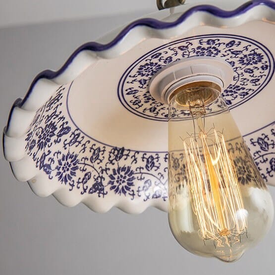LED-valaisin keraamisella lautasella, portugalilaisella azulejo-laattakuviolla, lamppu mukana