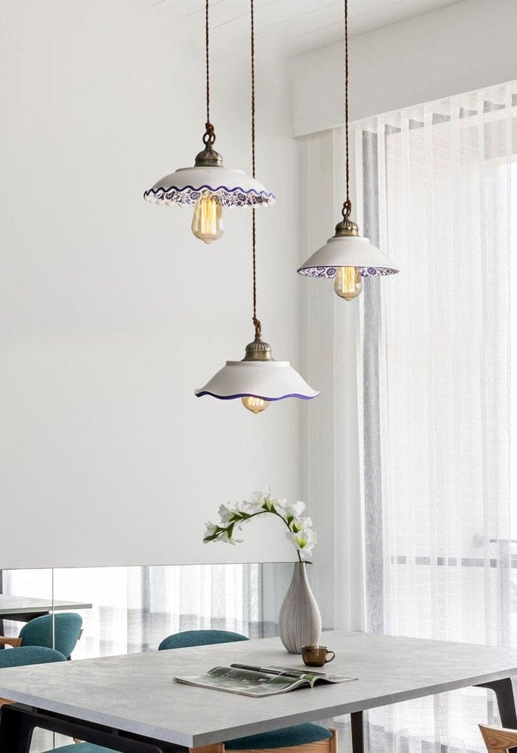 LED-valaisin keraamisella lautasella, portugalilaisella azulejo-laattakuviolla, lamppu mukana