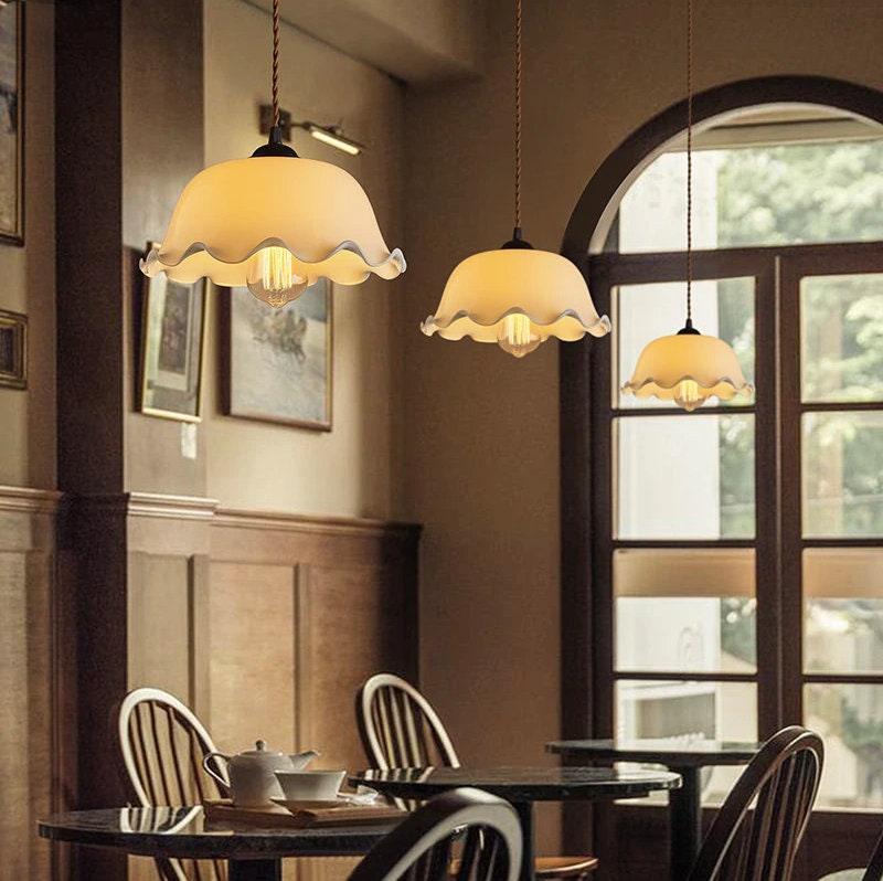 Lampada a sospensione in vetro opalino Aurelle con paralume a fazzoletto