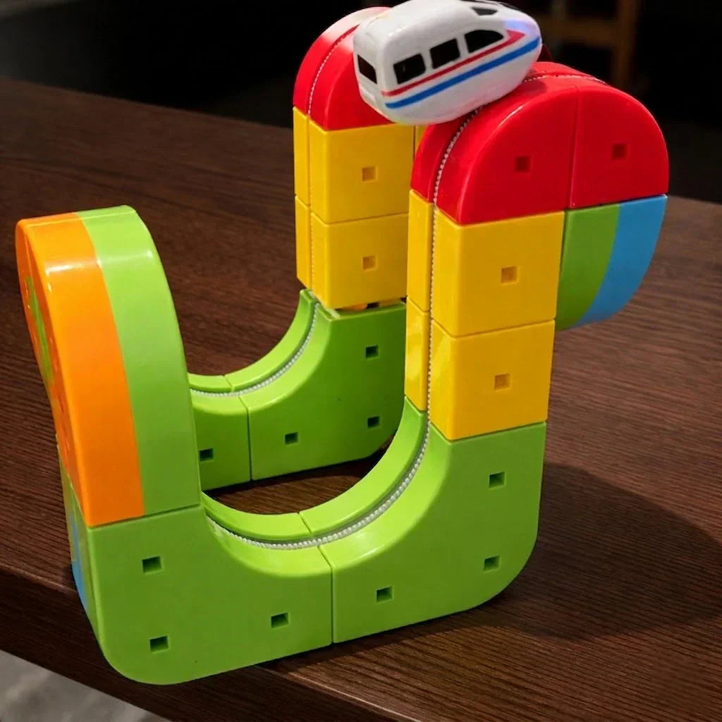 Dětská 3D motorová železnice s vertikálními smyčkami a dynamickou akcí