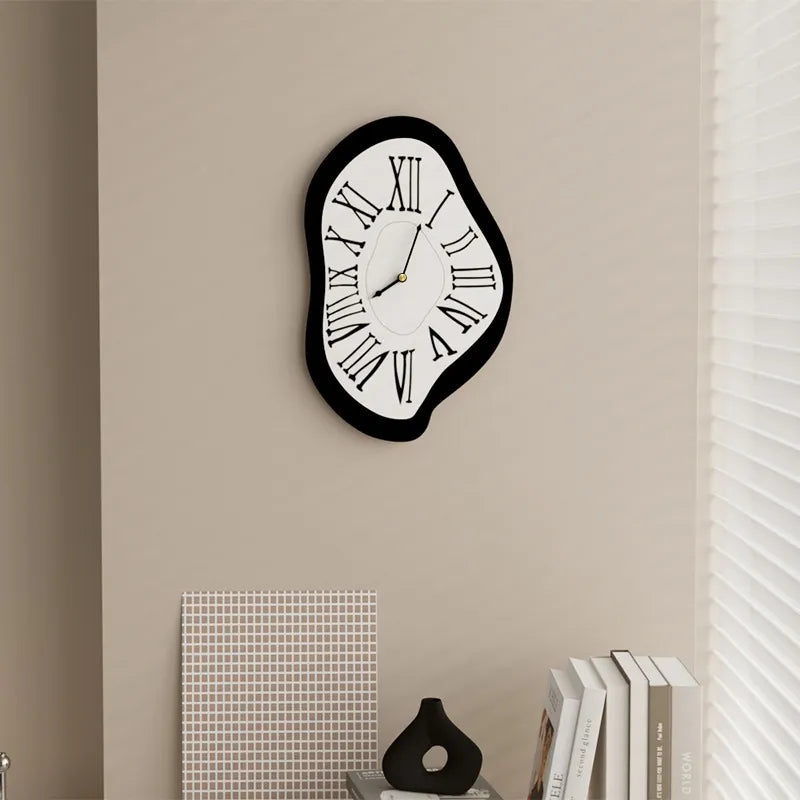 Horloge murale moderne surréaliste inspirée de Salvador Dalí avec chiffres romains
