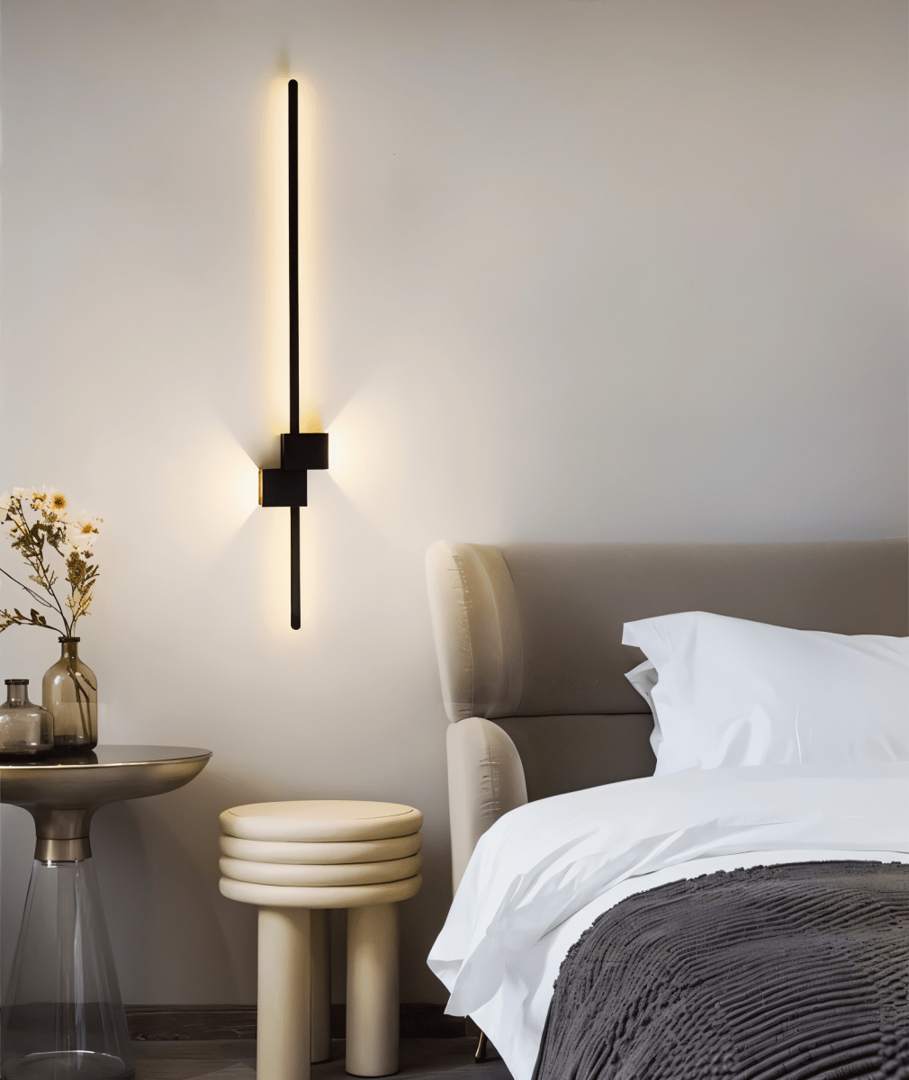 Lampa ścienna Line z minimalistycznym oświetleniem LED do nowoczesnych wnętrz