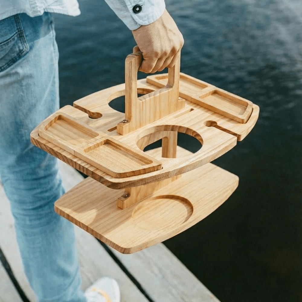 PicnicGrove Trädgårdsbord i trä med fack för vin och mat