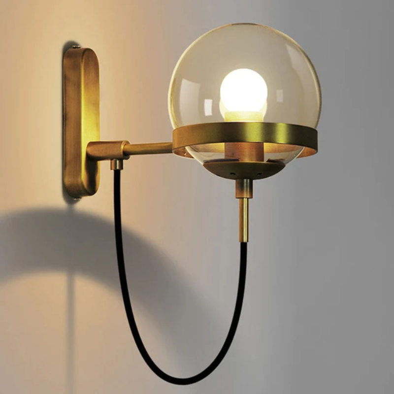 Nova Wandleuchte mit Ständer und Glaskugel im Metallring
