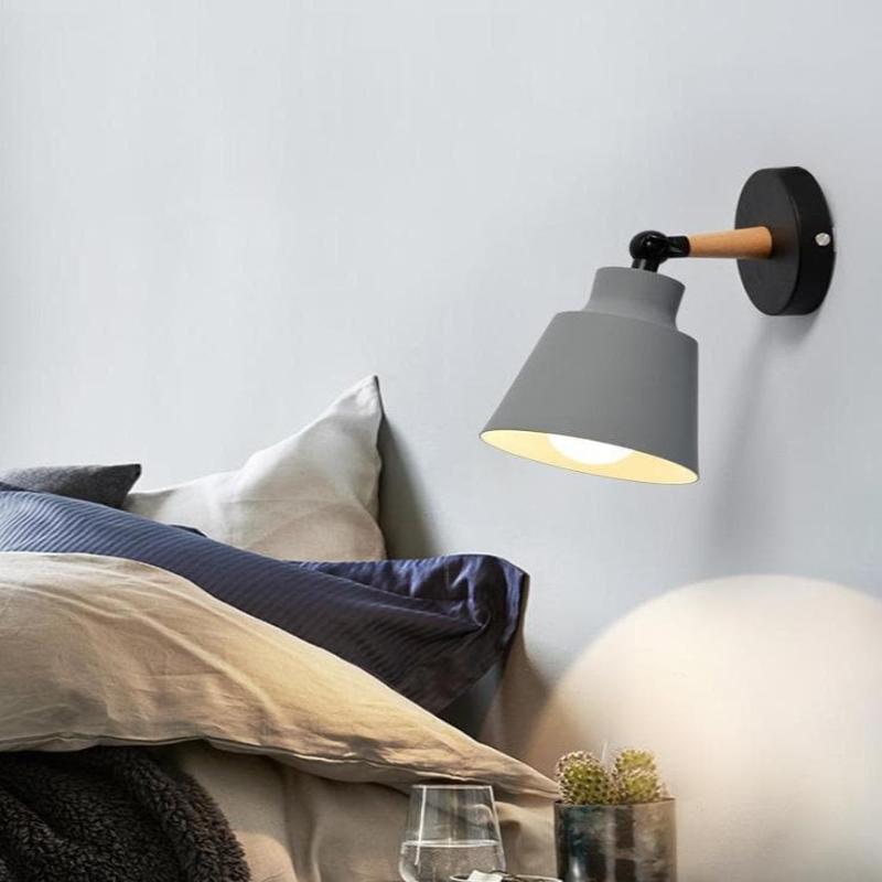 NovaLume Wandleuchte mit drehbarem Holzarm, schwarze Rückplatte