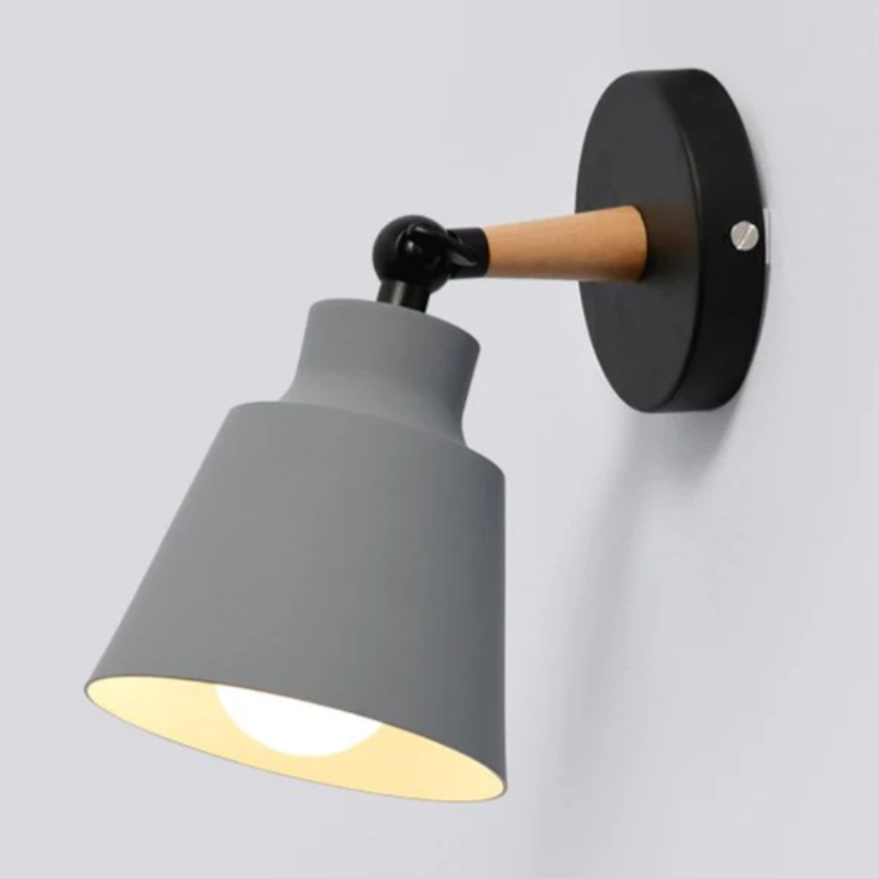 NovaLume Wandleuchte mit drehbarem Holzarm, schwarze Rückplatte