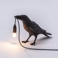 Stolní lampa s motivem havrana a jemnou siluetou ptáka jako dekorace
