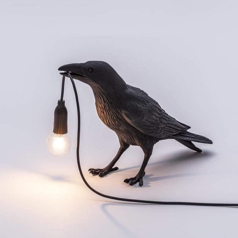 Stolní lampa s motivem havrana a jemnou siluetou ptáka jako dekorace