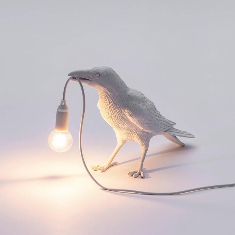 Stolní lampa s motivem havrana a jemnou siluetou ptáka jako dekorace