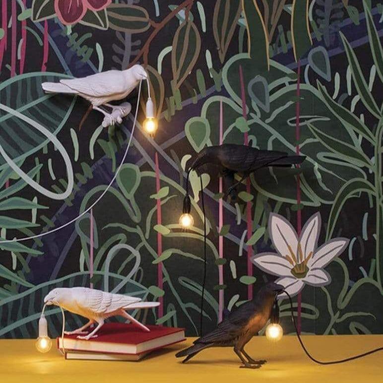Stolní lampa s motivem havrana a jemnou siluetou ptáka jako dekorace