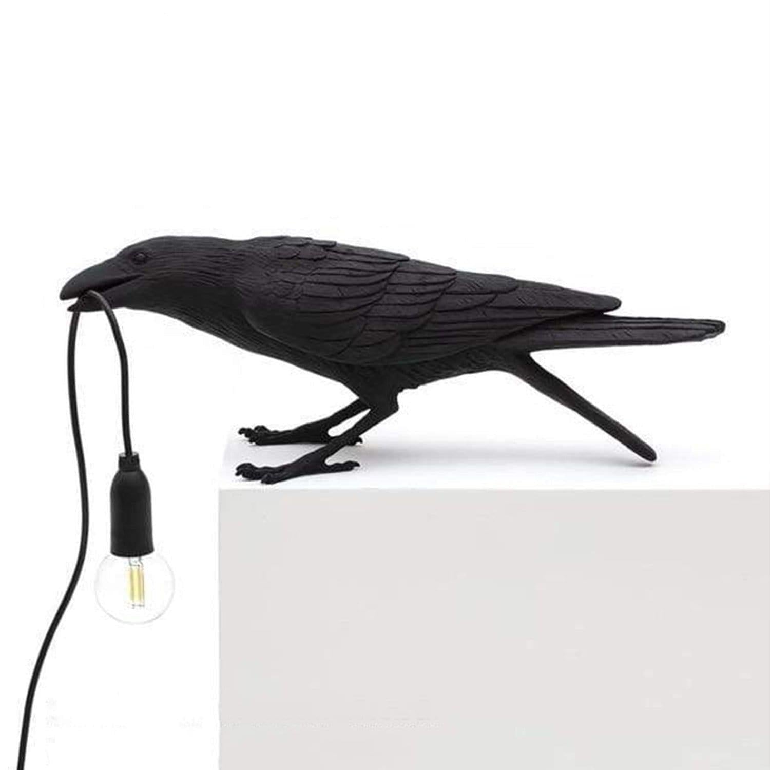 Stolní lampa s motivem havrana a jemnou siluetou ptáka jako dekorace
