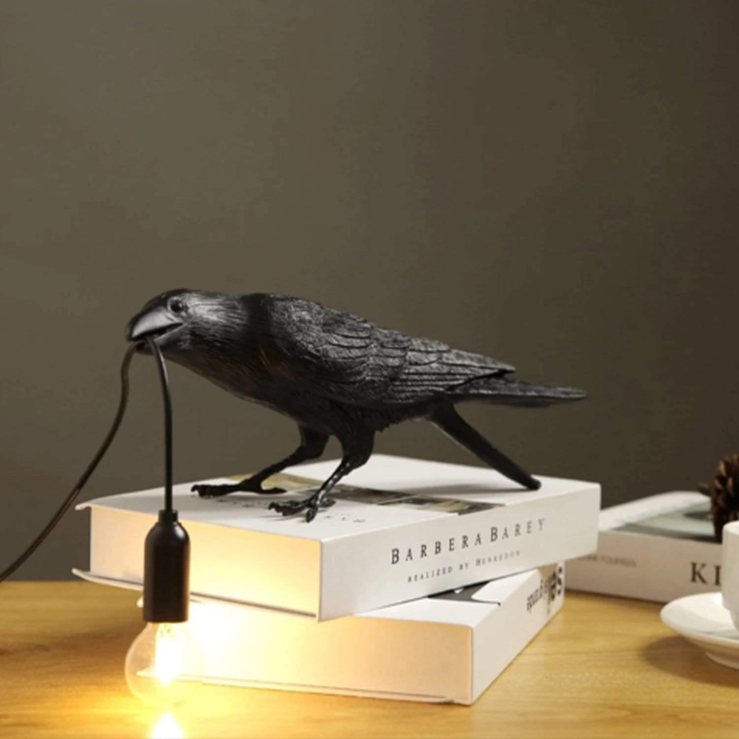 Stolní lampa s motivem havrana a jemnou siluetou ptáka jako dekorace