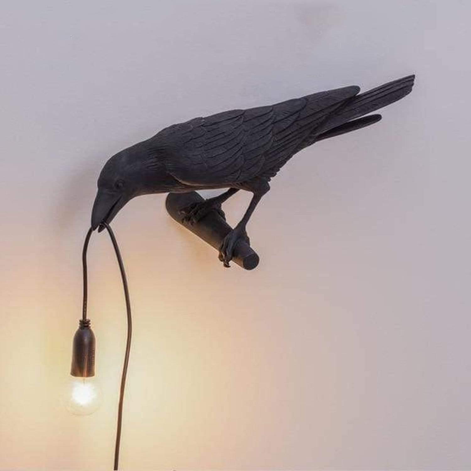 Stolní lampa s motivem havrana a jemnou siluetou ptáka jako dekorace