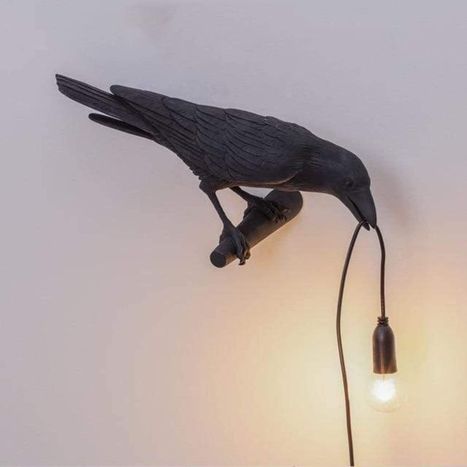 Stolní lampa s motivem havrana a jemnou siluetou ptáka jako dekorace