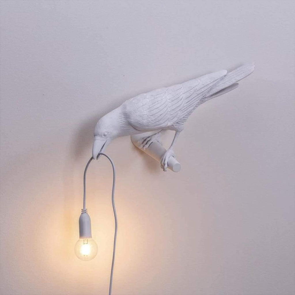 Stolní lampa s motivem havrana a jemnou siluetou ptáka jako dekorace