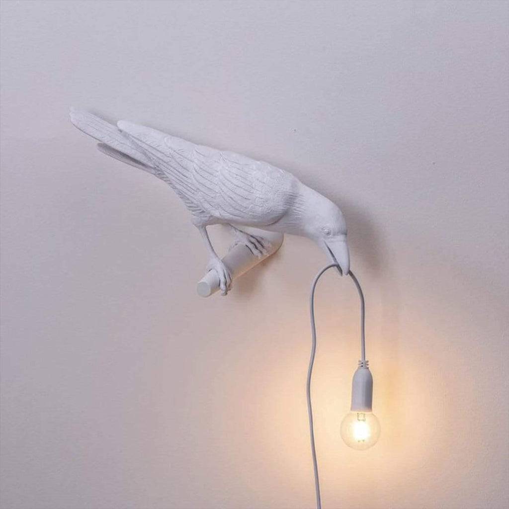 Stolní lampa s motivem havrana a jemnou siluetou ptáka jako dekorace