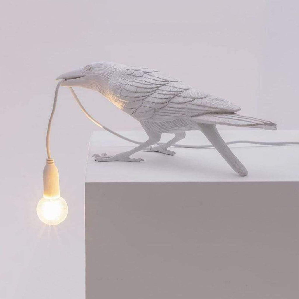 Stolní lampa s motivem havrana a jemnou siluetou ptáka jako dekorace