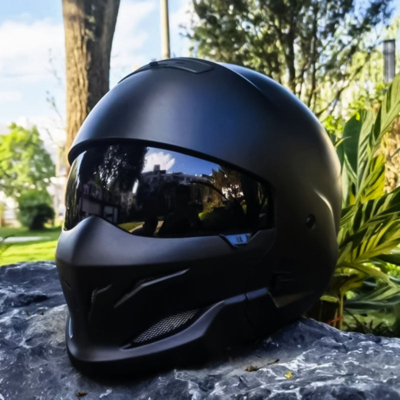 Přilba na motorku s ventilací a tmavým štítem