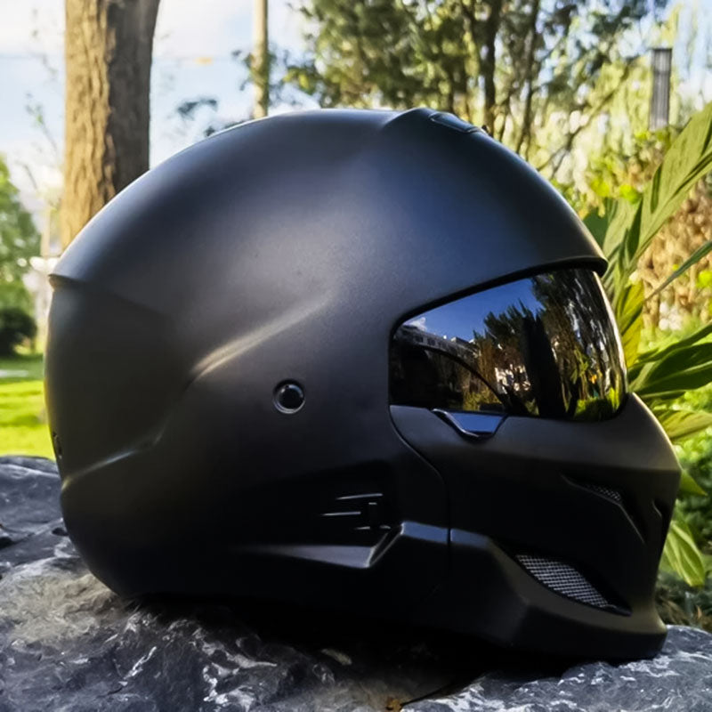 Přilba na motorku s ventilací a tmavým štítem
