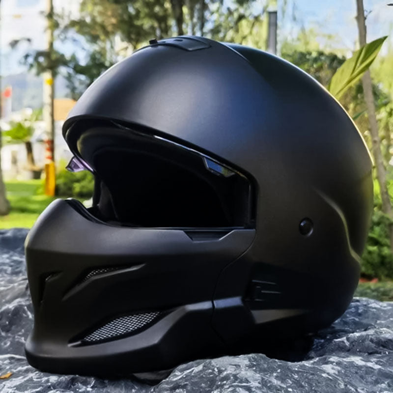 Přilba na motorku s ventilací a tmavým štítem