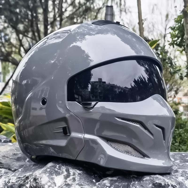 Přilba na motorku s ventilací a tmavým štítem