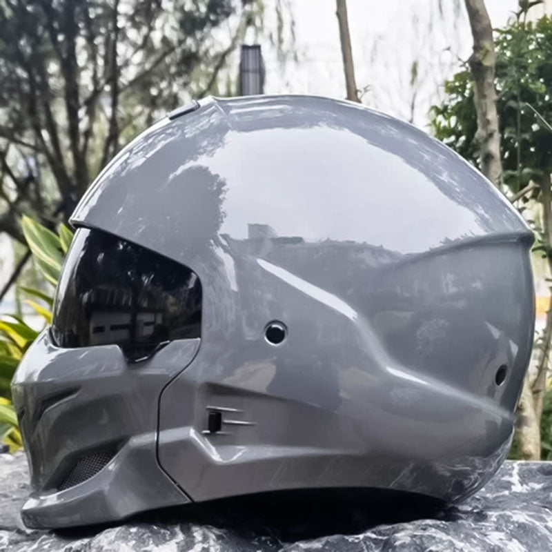 Přilba na motorku s ventilací a tmavým štítem