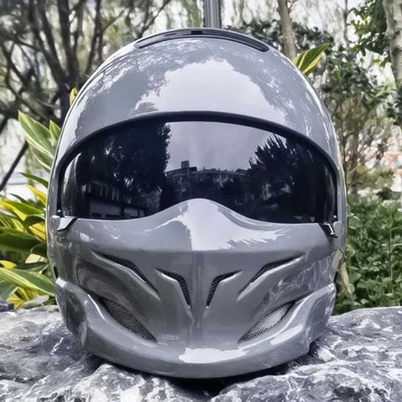 Přilba na motorku s ventilací a tmavým štítem