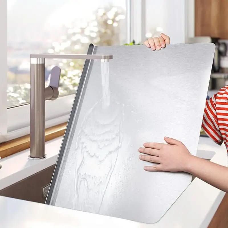 Tagliere in acciaio inossidabile Steelcut Pro con base antiscivolo e bordo integrato
